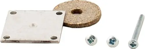Metallplatte mit Bohrlöchern, dazu ein runder Korkring und zwei Schrauben, sowie eine längere Schraube. Produkte von Wolf werden oft mit solchen Komponenten installiert.
